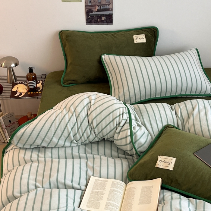 91家纺网 家纺一手货源 找家纺 桃子家居 2025新款A类ins复古条纹法式布列塔尼条纹简约撞色加厚牛奶绒系列四件套 绒-复古条纹紫墨绿