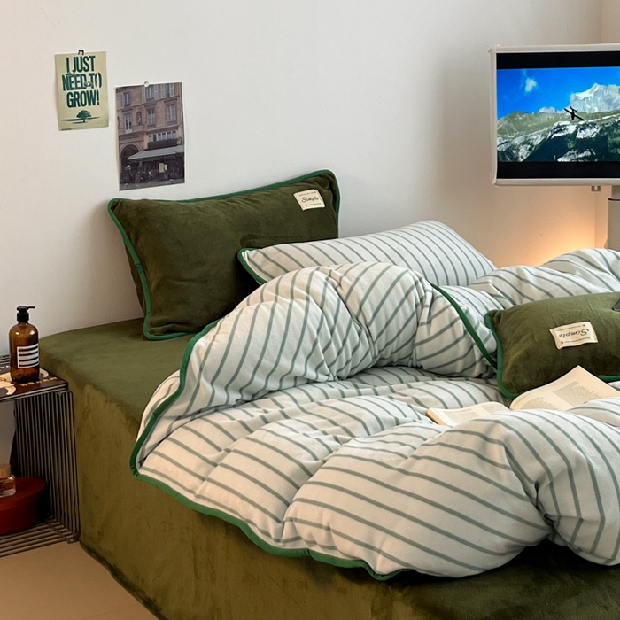 91家纺网 家纺一手货源 找家纺 桃子家居 2025新款A类ins复古条纹法式布列塔尼条纹简约撞色加厚牛奶绒系列四件套 绒-复古条纹紫墨绿