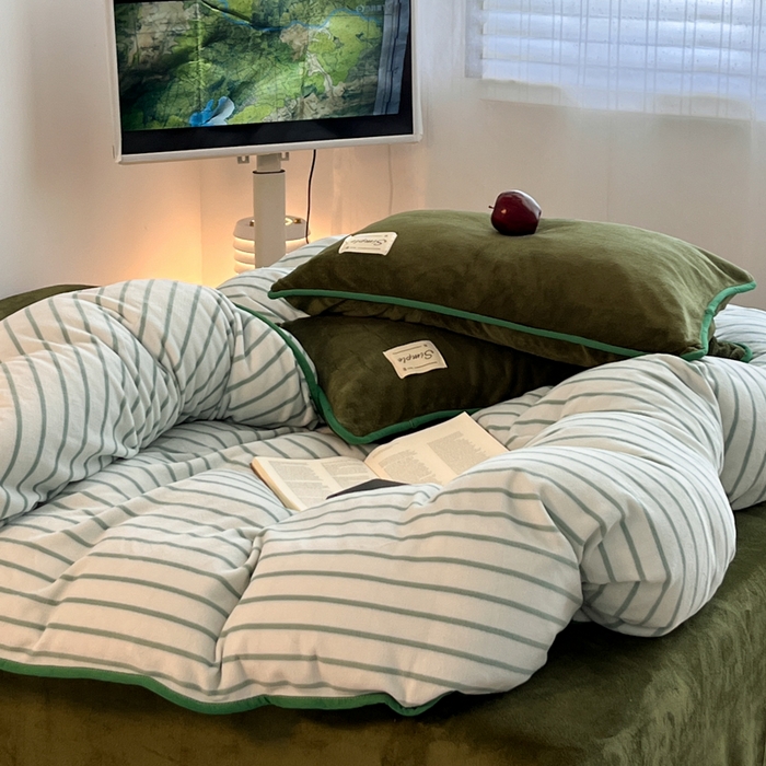 91家纺网 家纺一手货源 找家纺 桃子家居 2025新款A类ins复古条纹法式布列塔尼条纹简约撞色加厚牛奶绒系列四件套 绒-复古条纹紫墨绿