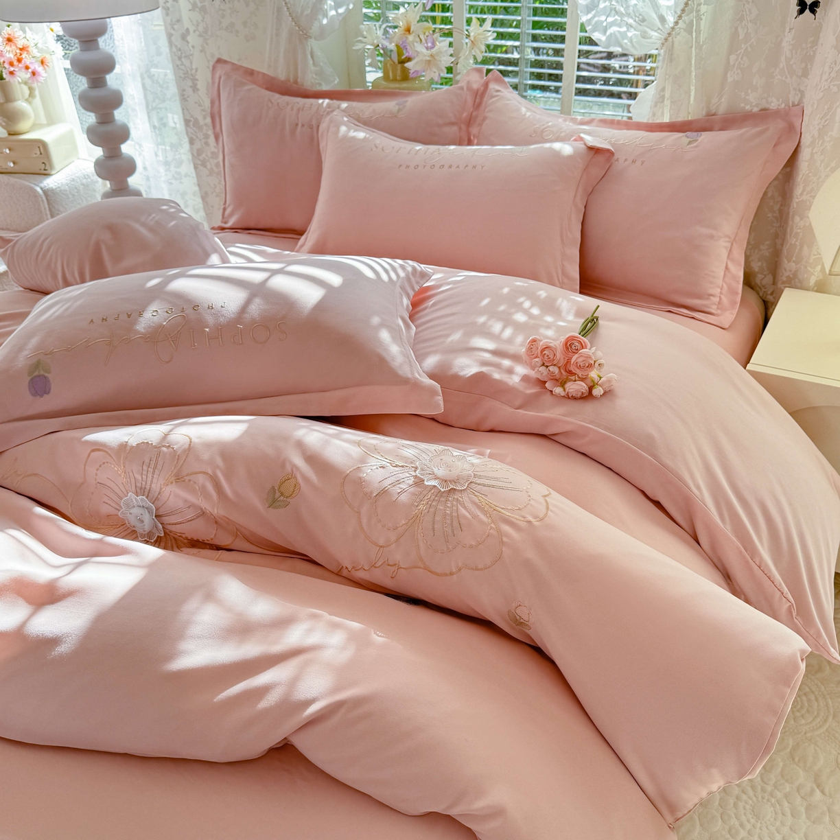 91家纺网 家纺一手货源 找家纺 大麦乐田 2025新款小清新糯小棉立体花绣花吊边四件套 清新恋人-粉