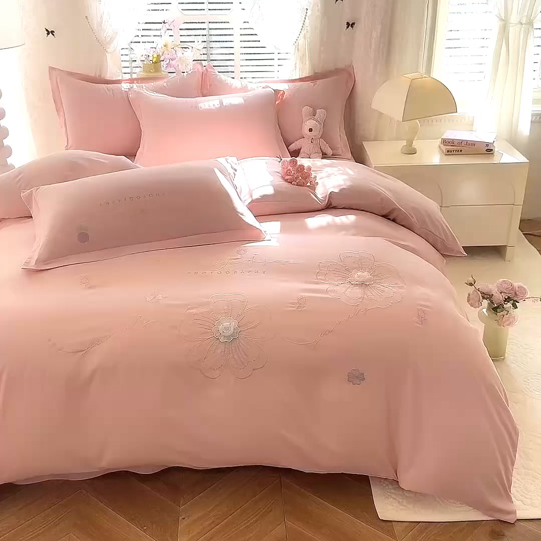 91家纺网 家纺一手货源 找家纺 大麦乐田 2025新款小清新糯小棉立体花绣花吊边四件套 清新恋人-粉