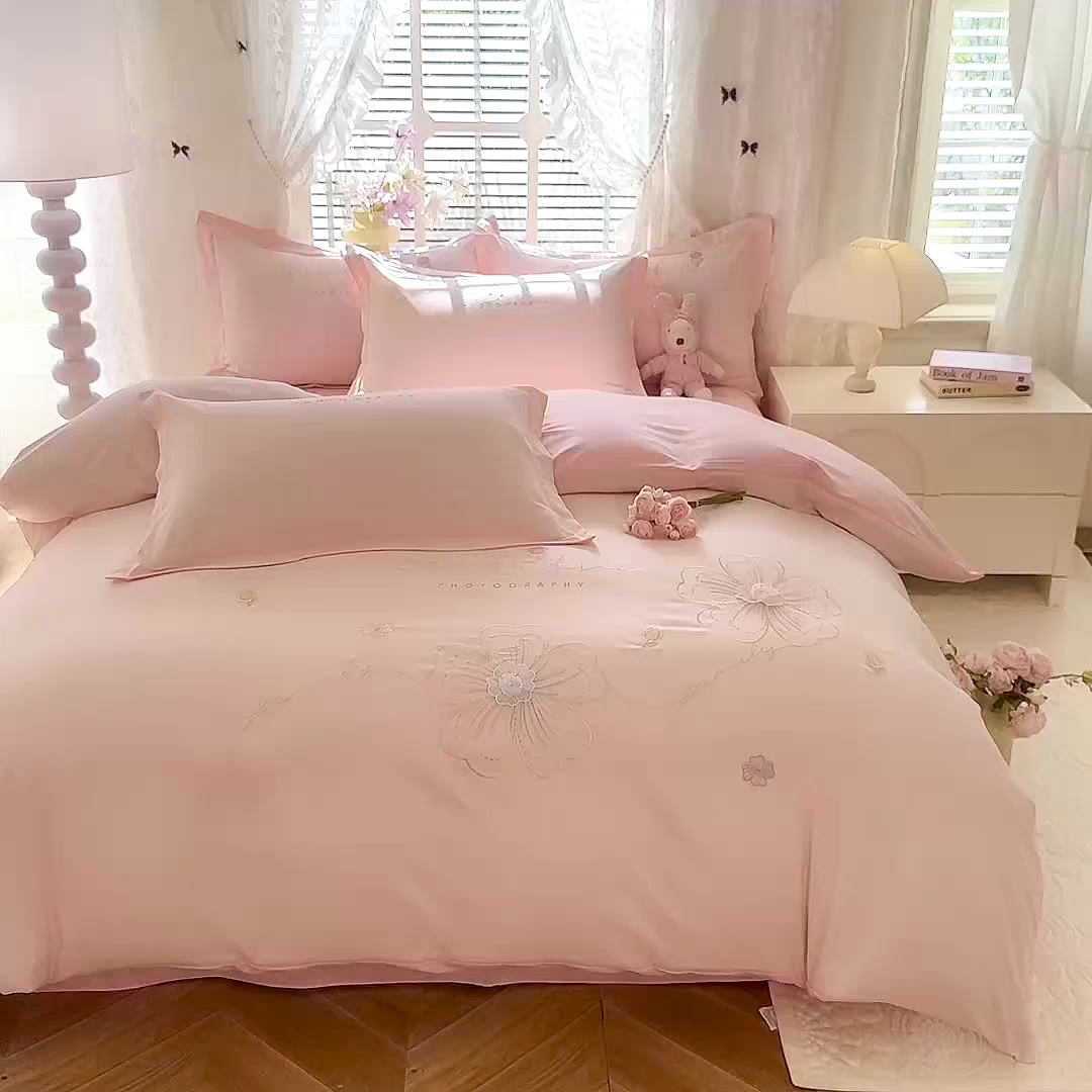 91家纺网 家纺一手货源 找家纺 大麦乐田 2025新款小清新糯小棉立体花绣花吊边四件套 清新恋人-粉玉