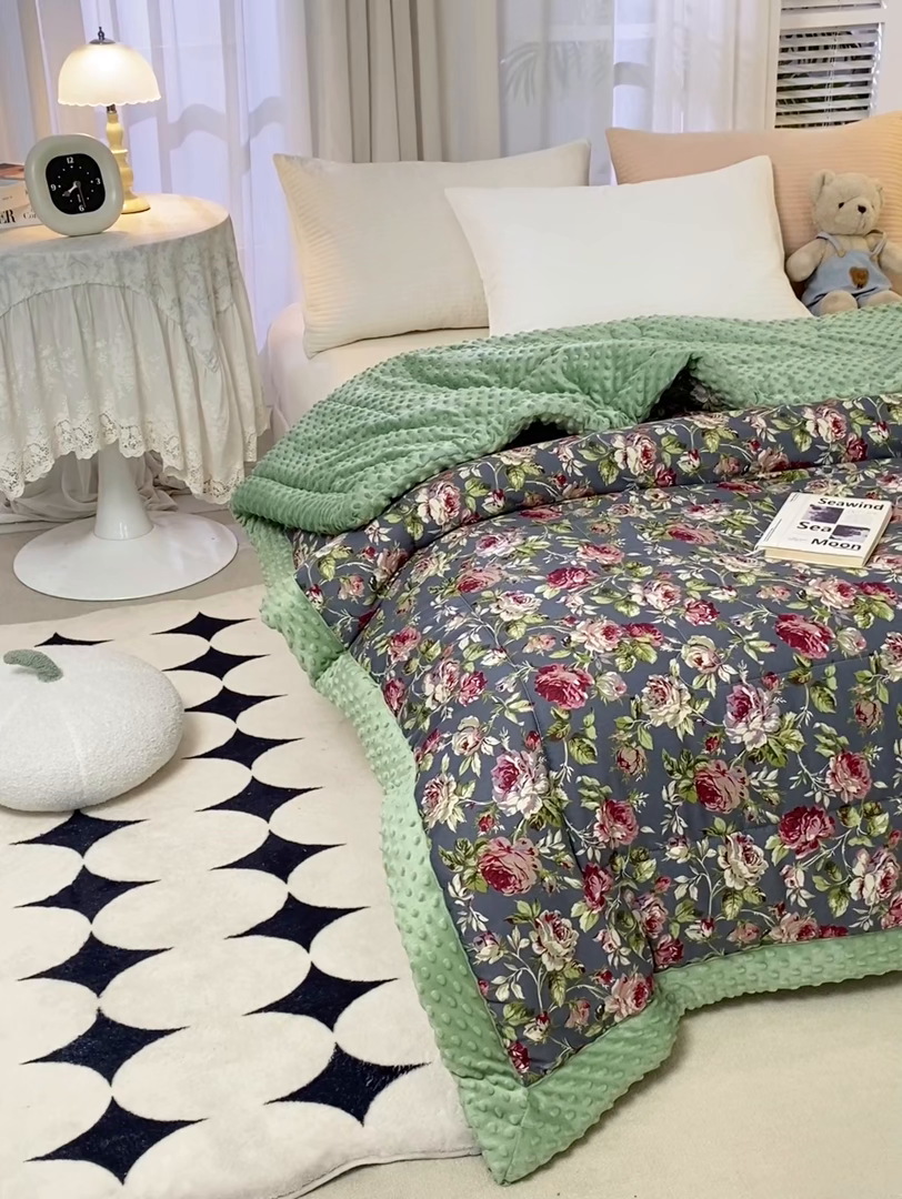 91家纺网 家纺一手货源 找家纺 锦鹭被业 2025新款AB版舒适全棉纯棉豆豆绒被被子被芯 花之语