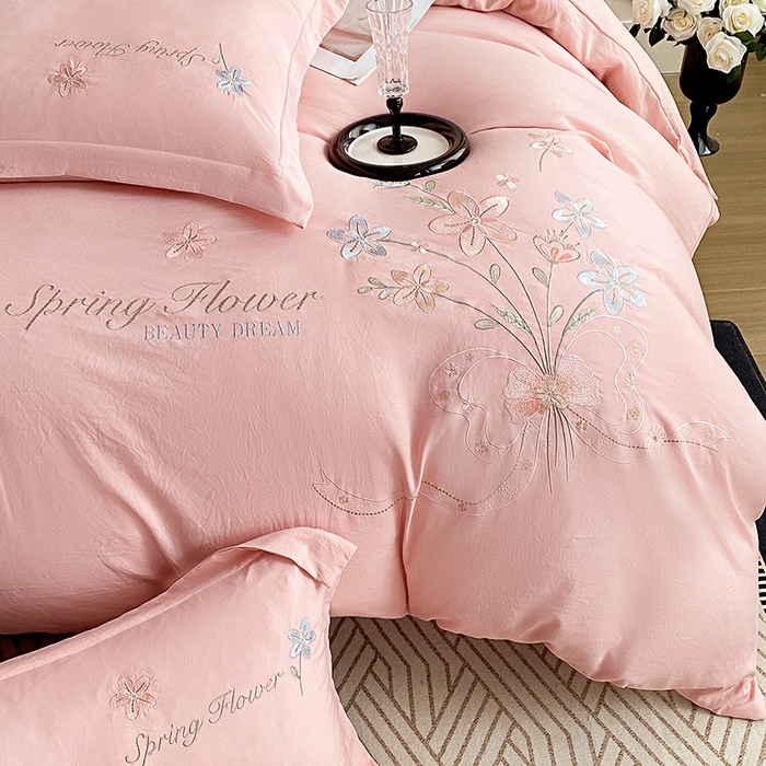 91家纺网 家纺一手货源 找家纺 （总）大麦乐田 2025新款糯小棉立体绣花吊边四件套-手捧花