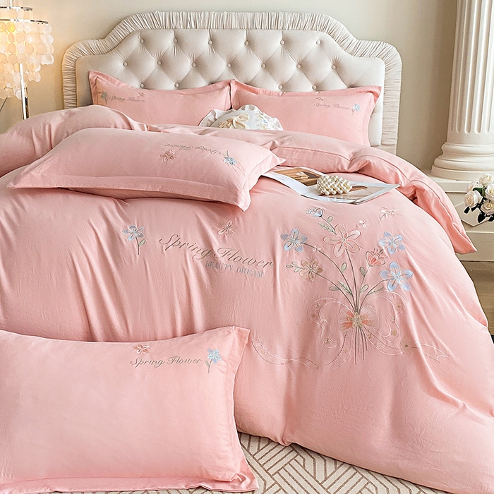 91家纺网 家纺一手货源 找家纺 （总）大麦乐田 2025新款糯小棉立体绣花吊边四件套-手捧花