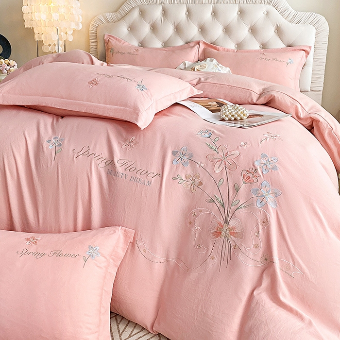 91家纺网 家纺一手货源 找家纺 （总）大麦乐田 2025新款糯小棉立体绣花吊边四件套-手捧花