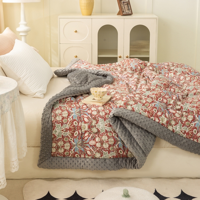 91家纺网 家纺一手货源 找家纺 锦鹭被业 2025新款AB版舒适全棉纯棉豆豆绒被被子被芯 克洛伊