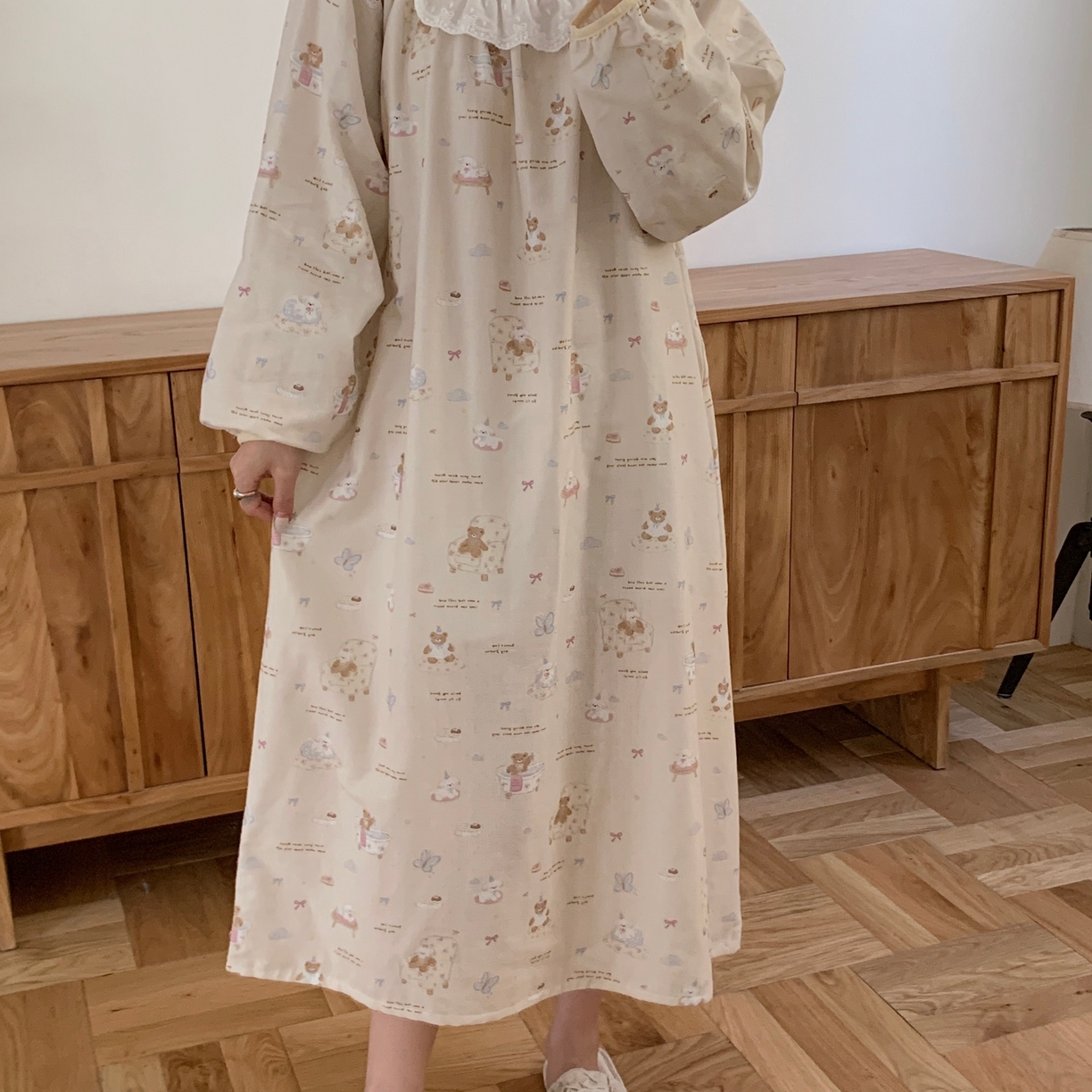 91家纺网 家纺一手货源 找家纺 纽约生活 2025新款有氧纱蕾丝长袖裙（会员-5） 沙发小狗