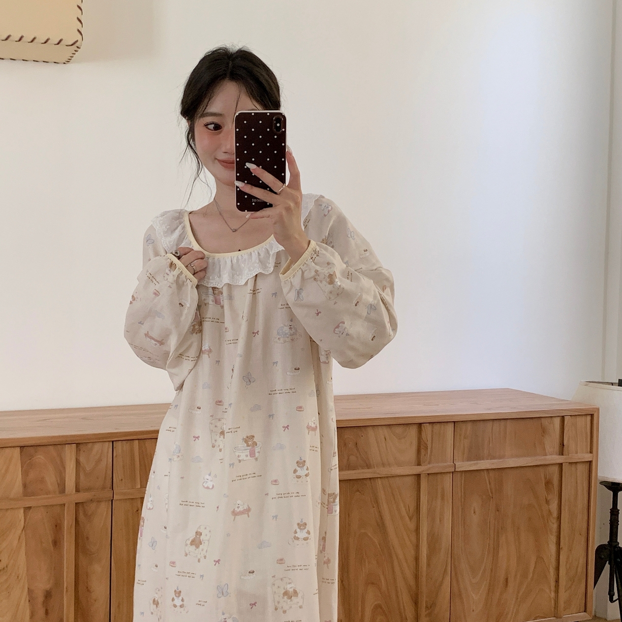 91家纺网 家纺一手货源 找家纺 纽约生活 2025新款有氧纱蕾丝长袖裙（会员-5） 沙发小狗