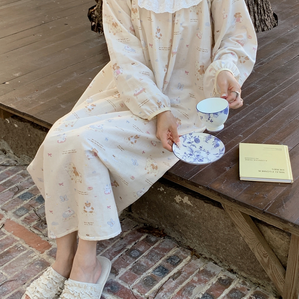 91家纺网 家纺一手货源 找家纺 纽约生活 2025新款有氧纱蕾丝长袖裙（会员-5） 沙发小狗