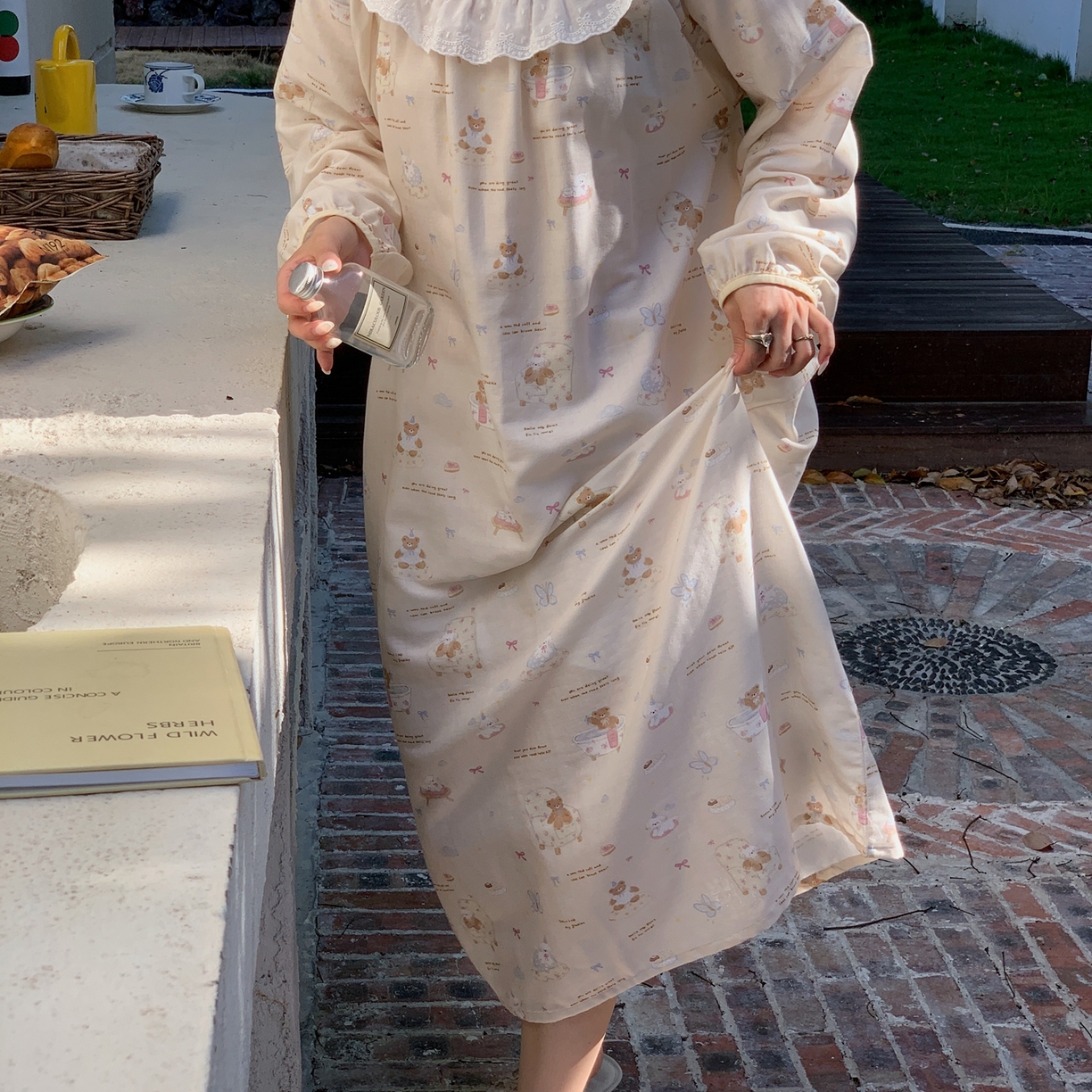 91家纺网 家纺一手货源 找家纺 纽约生活 2025新款有氧纱蕾丝长袖裙（会员-5） 沙发小狗