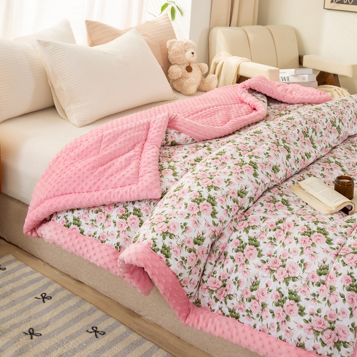 91家纺网 家纺一手货源 找家纺 锦鹭被业 2025新款AB版舒适全棉纯棉豆豆绒被被子被芯 玫瑰物语