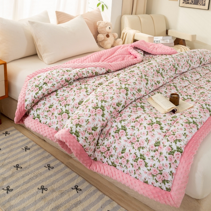 91家纺网 家纺一手货源 找家纺 锦鹭被业 2025新款AB版舒适全棉纯棉豆豆绒被被子被芯 玫瑰物语