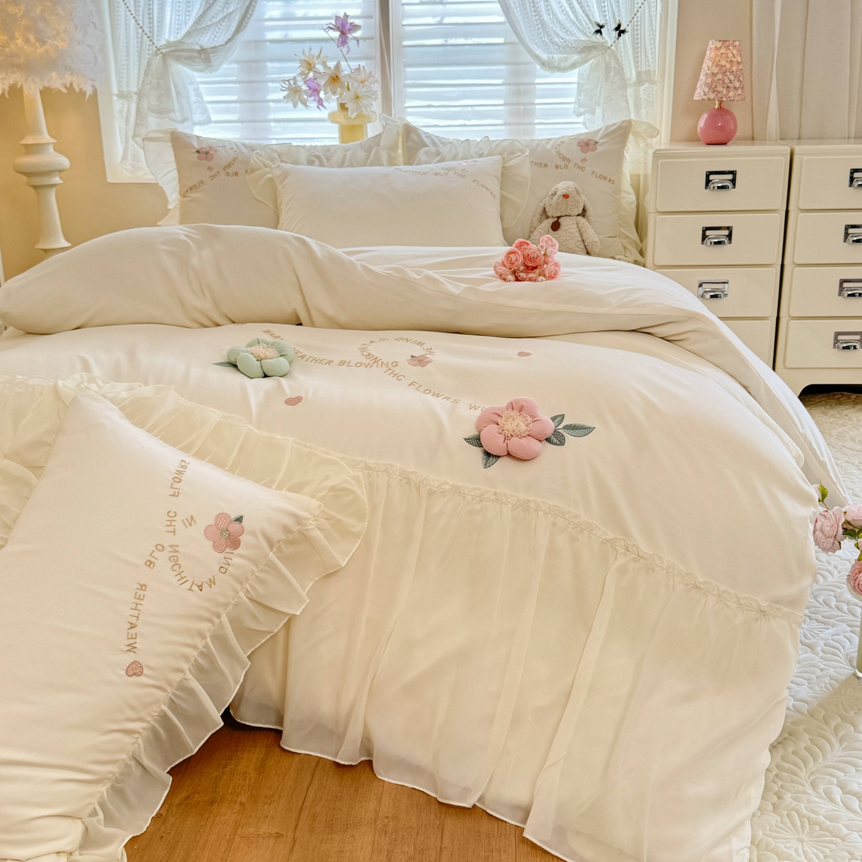 91家纺网 家纺一手货源 找家纺 大麦乐田 2025新款法式公主风仙女糯小棉立体花刺绣四件套 浪漫花朵-奶白