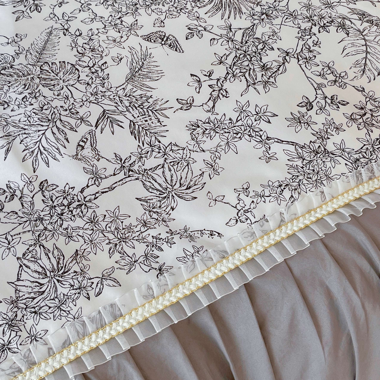 91家纺网 家纺一手货源 找家纺 大麦乐田 2025新款法式褶皱糯小棉直角床单四件套 安娜公主-绅士灰