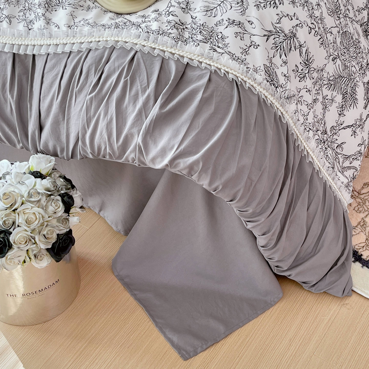 91家纺网 家纺一手货源 找家纺 大麦乐田 2025新款法式褶皱糯小棉直角床单四件套 安娜公主-绅士灰