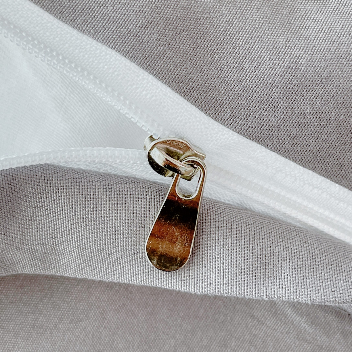 91家纺网 家纺一手货源 找家纺 大麦乐田 2025新款法式褶皱糯小棉直角床单四件套 安娜公主-绅士灰