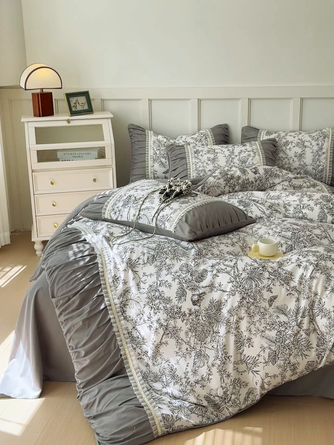 91家纺网 家纺一手货源 找家纺 大麦乐田 2025新款法式褶皱糯小棉直角床单四件套 安娜公主-绅士灰