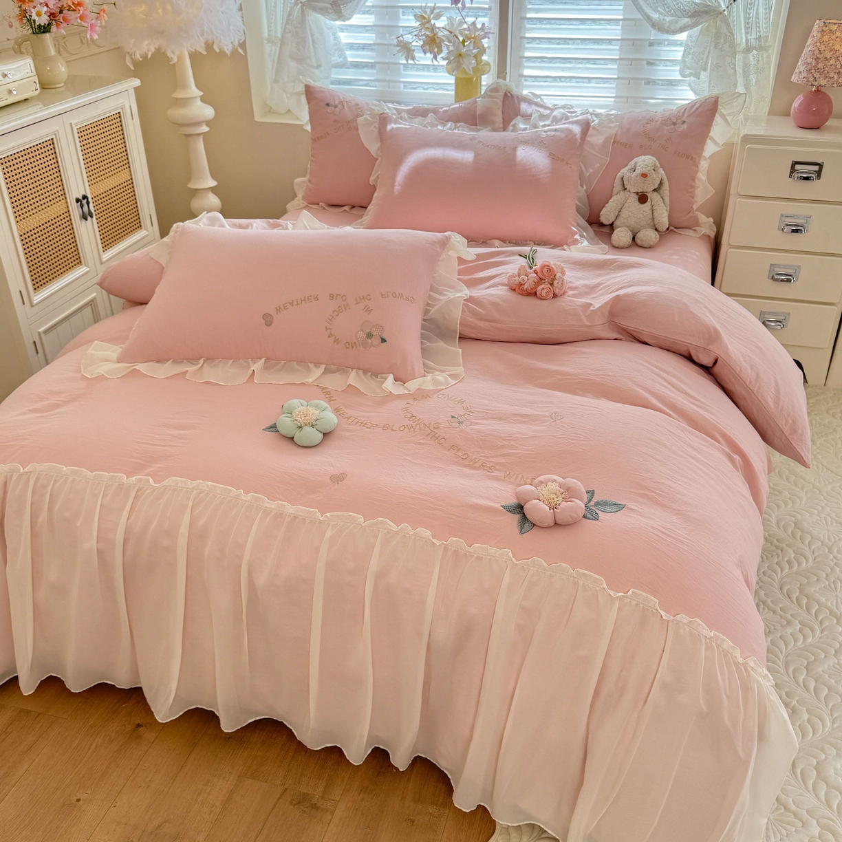 91家纺网 家纺一手货源 找家纺 大麦乐田 2025新款法式公主风仙女糯小棉立体花刺绣四件套 浪漫花朵-粉