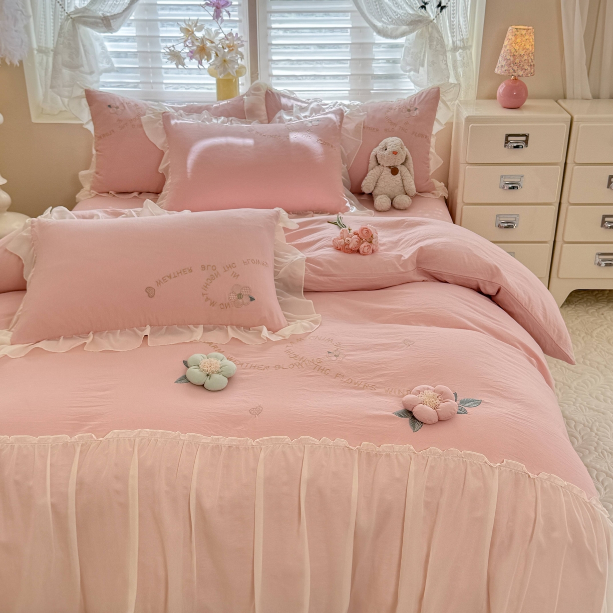 91家纺网 家纺一手货源 找家纺 大麦乐田 2025新款法式公主风仙女糯小棉立体花刺绣四件套 浪漫花朵-粉