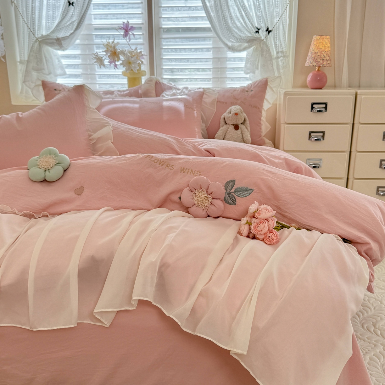 91家纺网 家纺一手货源 找家纺 大麦乐田 2025新款法式公主风仙女糯小棉立体花刺绣四件套 浪漫花朵-粉