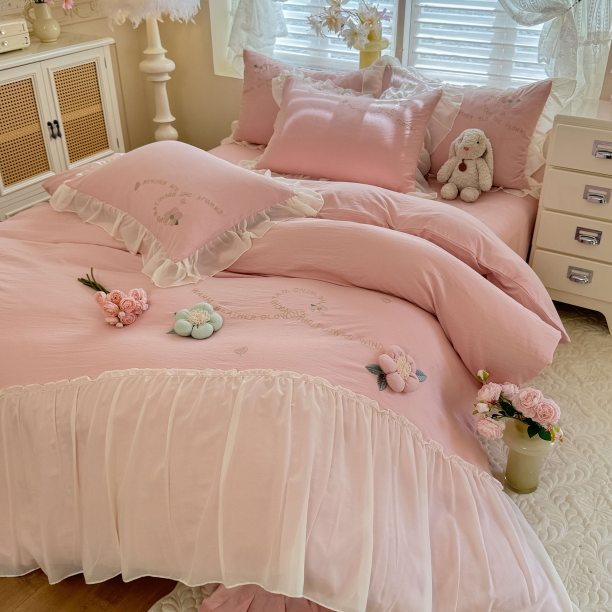 91家纺网 家纺一手货源 找家纺 大麦乐田 2025新款法式公主风仙女糯小棉立体花刺绣四件套 浪漫花朵-粉