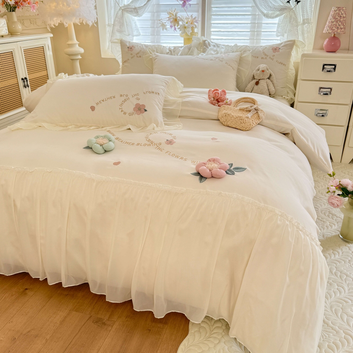 91家纺网 家纺一手货源 找家纺 大麦乐田 2025新款法式公主风仙女糯小棉立体花刺绣四件套 浪漫花朵-奶白