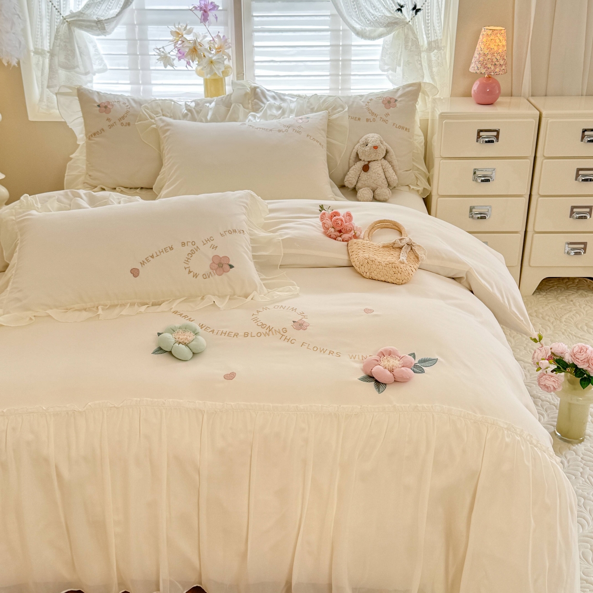 91家纺网 家纺一手货源 找家纺 大麦乐田 2025新款法式公主风仙女糯小棉立体花刺绣四件套 浪漫花朵-奶白