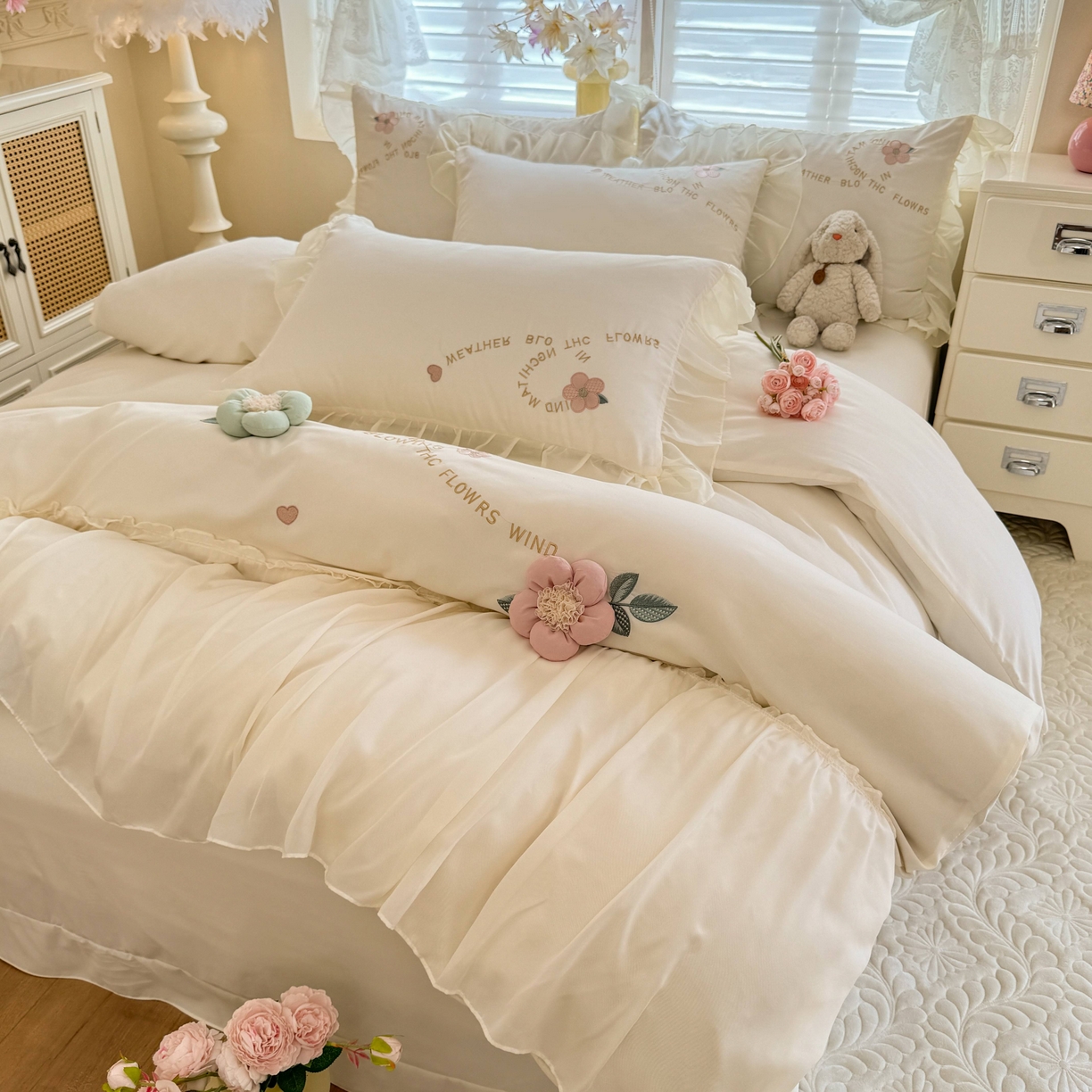 91家纺网 家纺一手货源 找家纺 大麦乐田 2025新款法式公主风仙女糯小棉立体花刺绣四件套 浪漫花朵-奶白