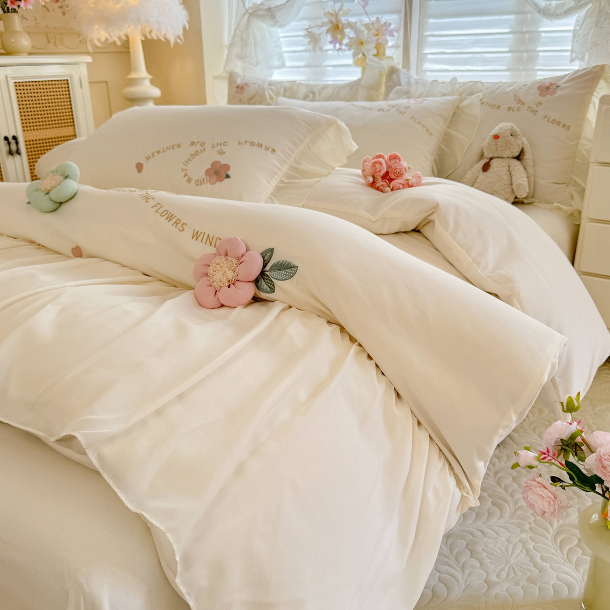 91家纺网 家纺一手货源 找家纺 大麦乐田 2025新款法式公主风仙女糯小棉立体花刺绣四件套 浪漫花朵-奶白