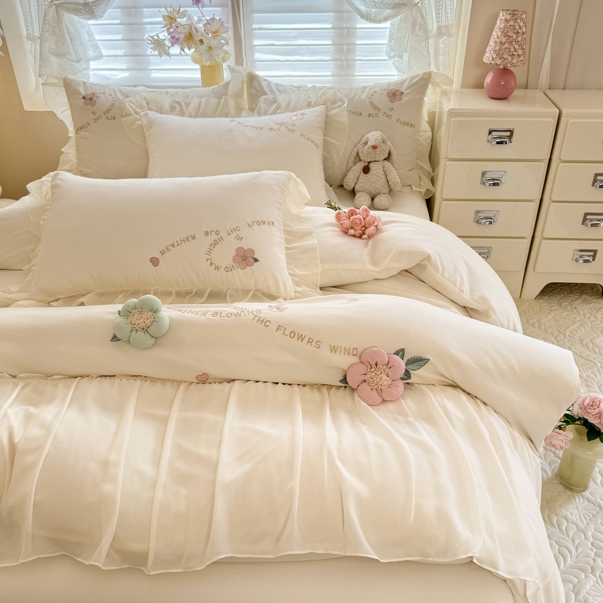 91家纺网 家纺一手货源 找家纺 大麦乐田 2025新款法式公主风仙女糯小棉立体花刺绣四件套 浪漫花朵-奶白