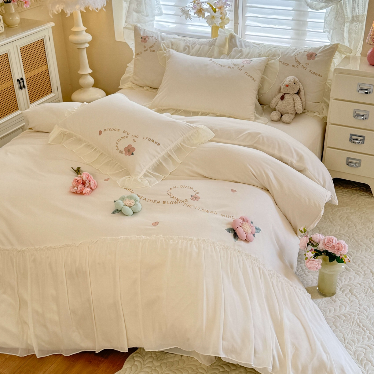 91家纺网 家纺一手货源 找家纺 大麦乐田 2025新款法式公主风仙女糯小棉立体花刺绣四件套 浪漫花朵-奶白