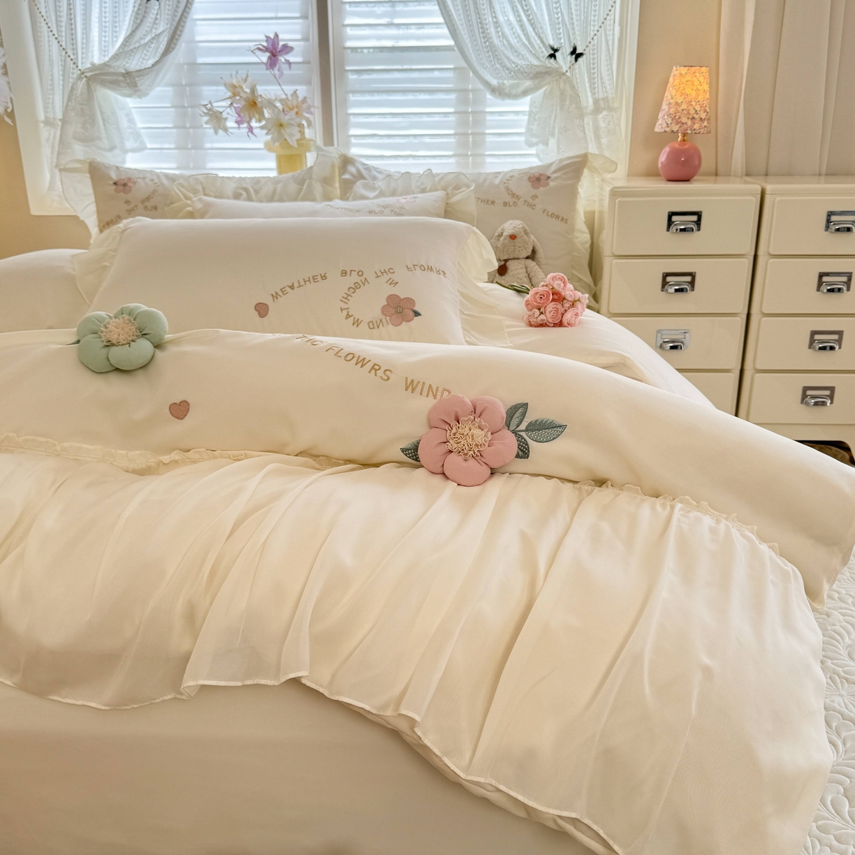 91家纺网 家纺一手货源 找家纺 大麦乐田 2025新款法式公主风仙女糯小棉立体花刺绣四件套 浪漫花朵-奶白