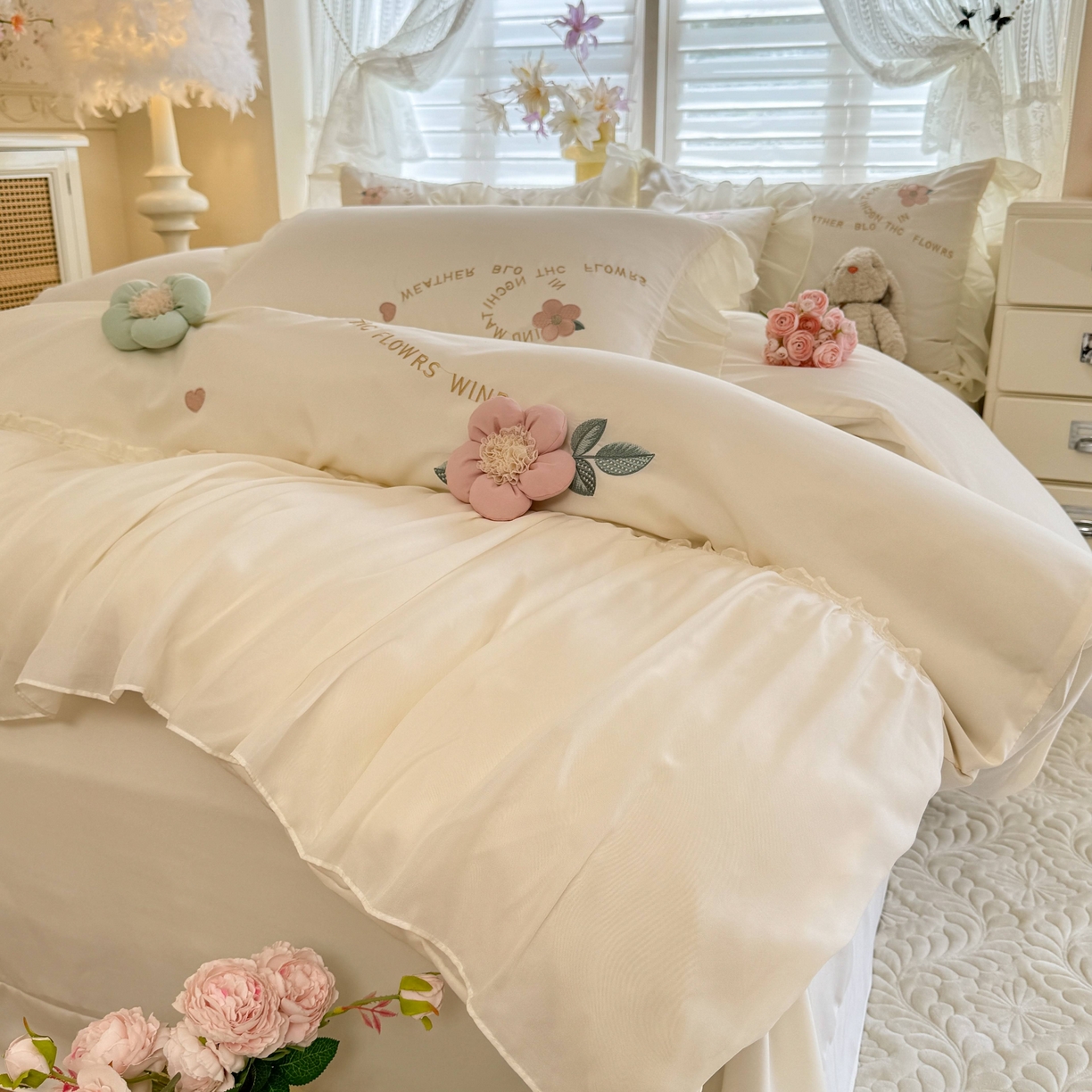 91家纺网 家纺一手货源 找家纺 大麦乐田 2025新款法式公主风仙女糯小棉立体花刺绣四件套 浪漫花朵-奶白