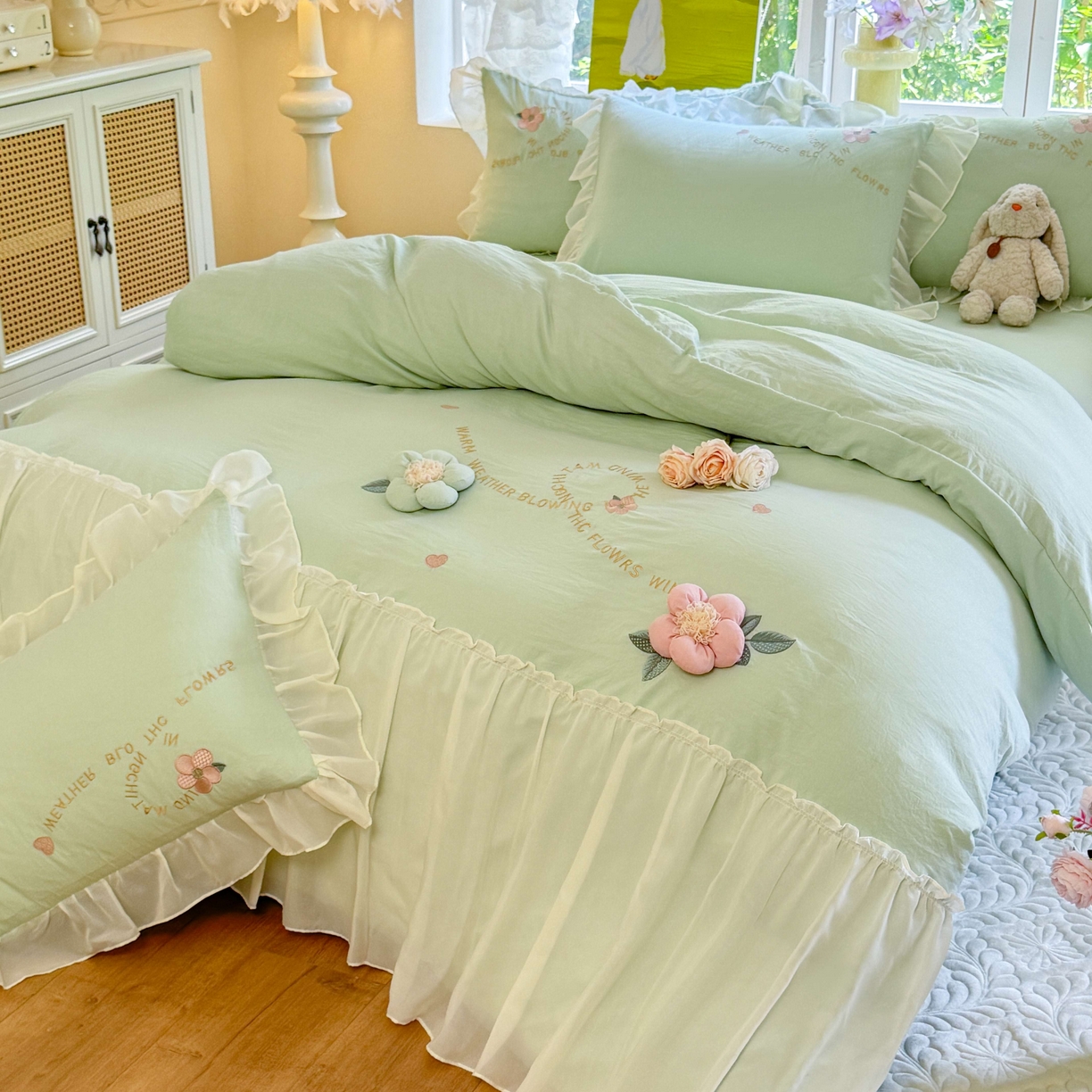 91家纺网 家纺一手货源 找家纺 大麦乐田 2025新款法式公主风仙女糯小棉立体花刺绣四件套 浪漫花朵-绿