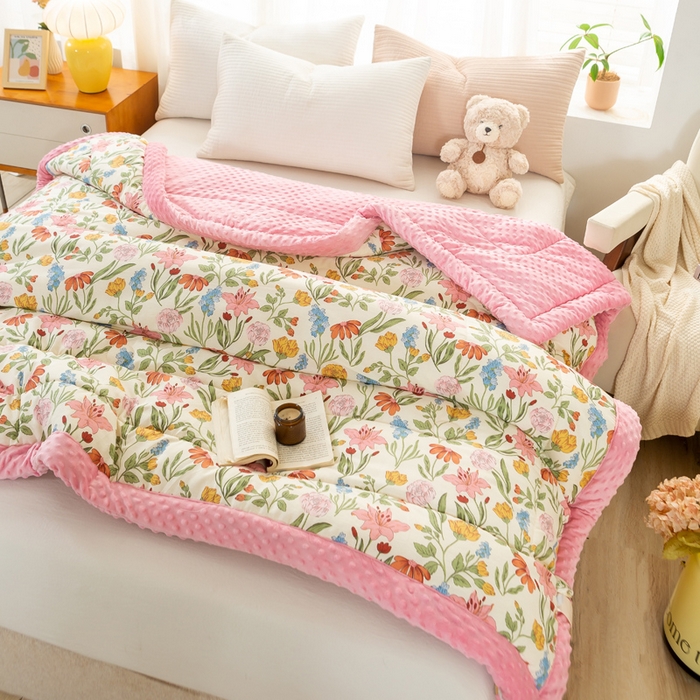 91家纺网 家纺一手货源 找家纺 锦鹭被业 2025新款AB版舒适全棉纯棉豆豆绒被被子被芯 一览芳华-粉