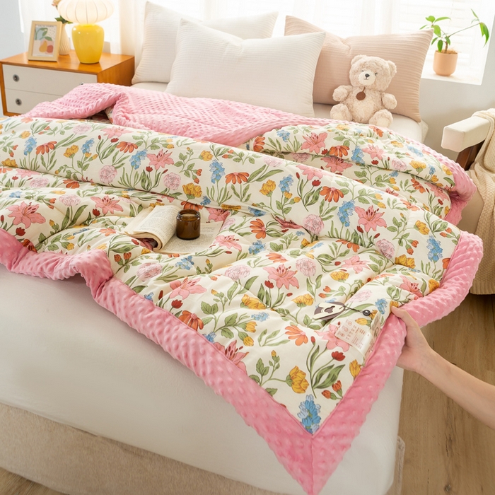 91家纺网 家纺一手货源 找家纺 锦鹭被业 2025新款AB版舒适全棉纯棉豆豆绒被被子被芯 一览芳华-粉