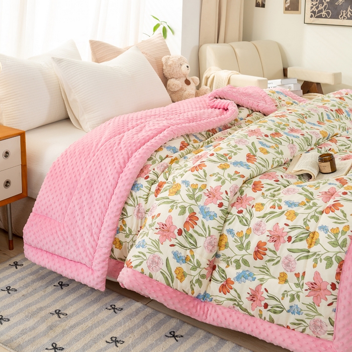 91家纺网 家纺一手货源 找家纺 锦鹭被业 2025新款AB版舒适全棉纯棉豆豆绒被被子被芯 一览芳华-粉