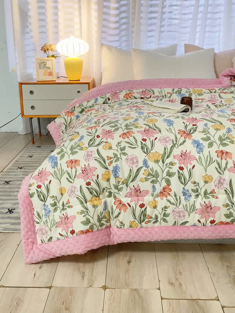 91家纺网 家纺一手货源 找家纺 锦鹭被业 2025新款AB版舒适全棉纯棉豆豆绒被被子被芯 一览芳华-粉