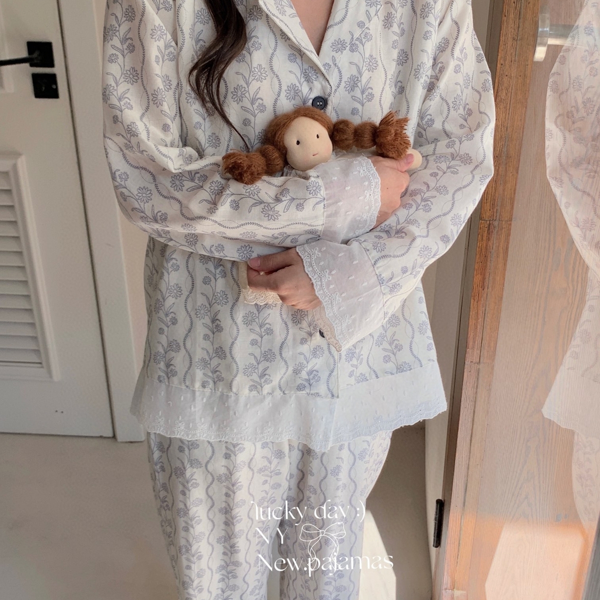 91家纺网 家纺一手货源 找家纺 纽约生活 2025新款有氧纱南法蕾丝西装领长袖长裤（会员-5） 杉野蓝