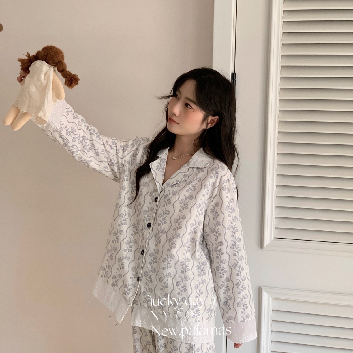 91家纺网 家纺一手货源 找家纺 纽约生活 2025新款有氧纱南法蕾丝西装领长袖长裤（会员-5） 杉野蓝