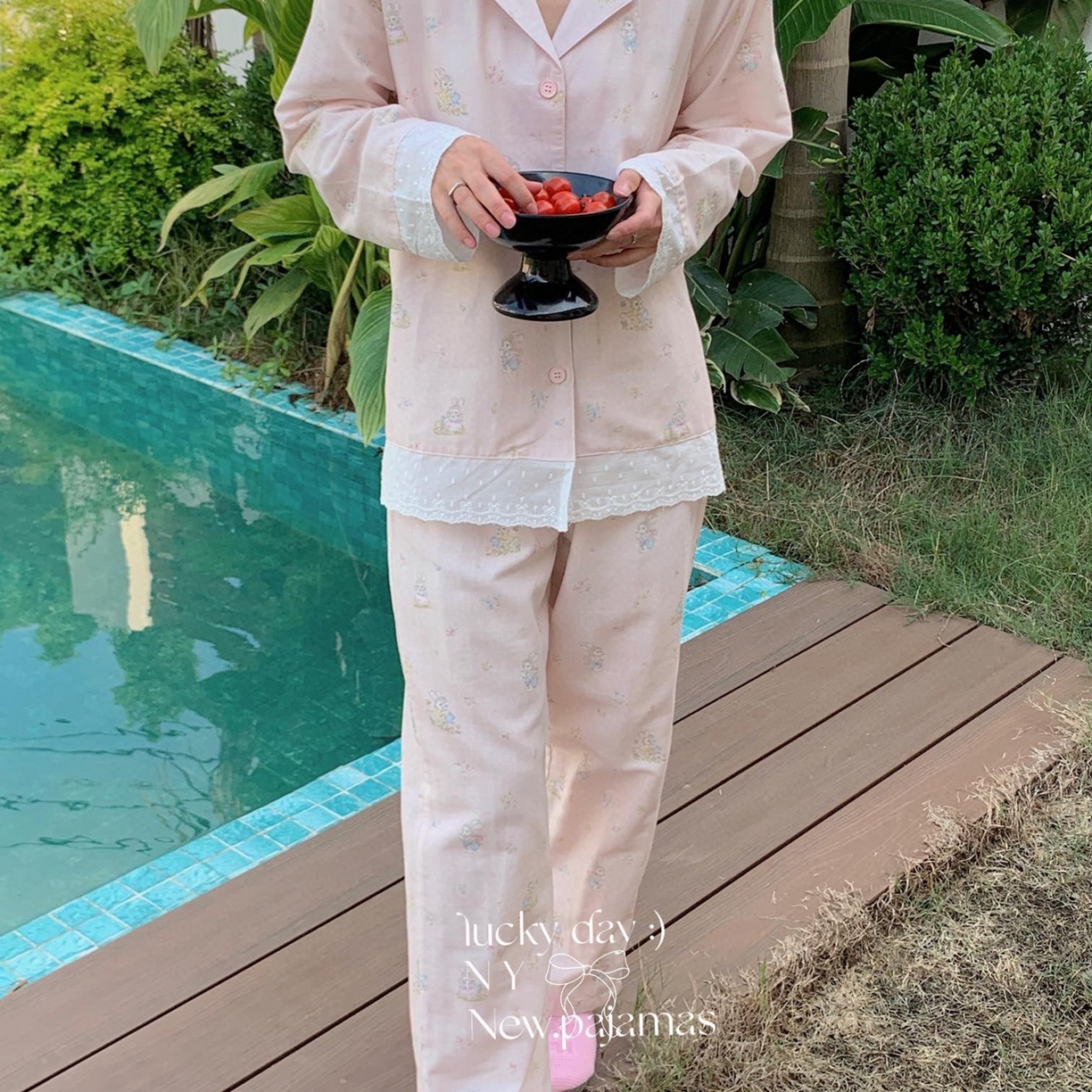 91家纺网 家纺一手货源 找家纺 纽约生活 2025新款有氧纱南法蕾丝西装领长袖长裤（会员-5） 兔影繁花