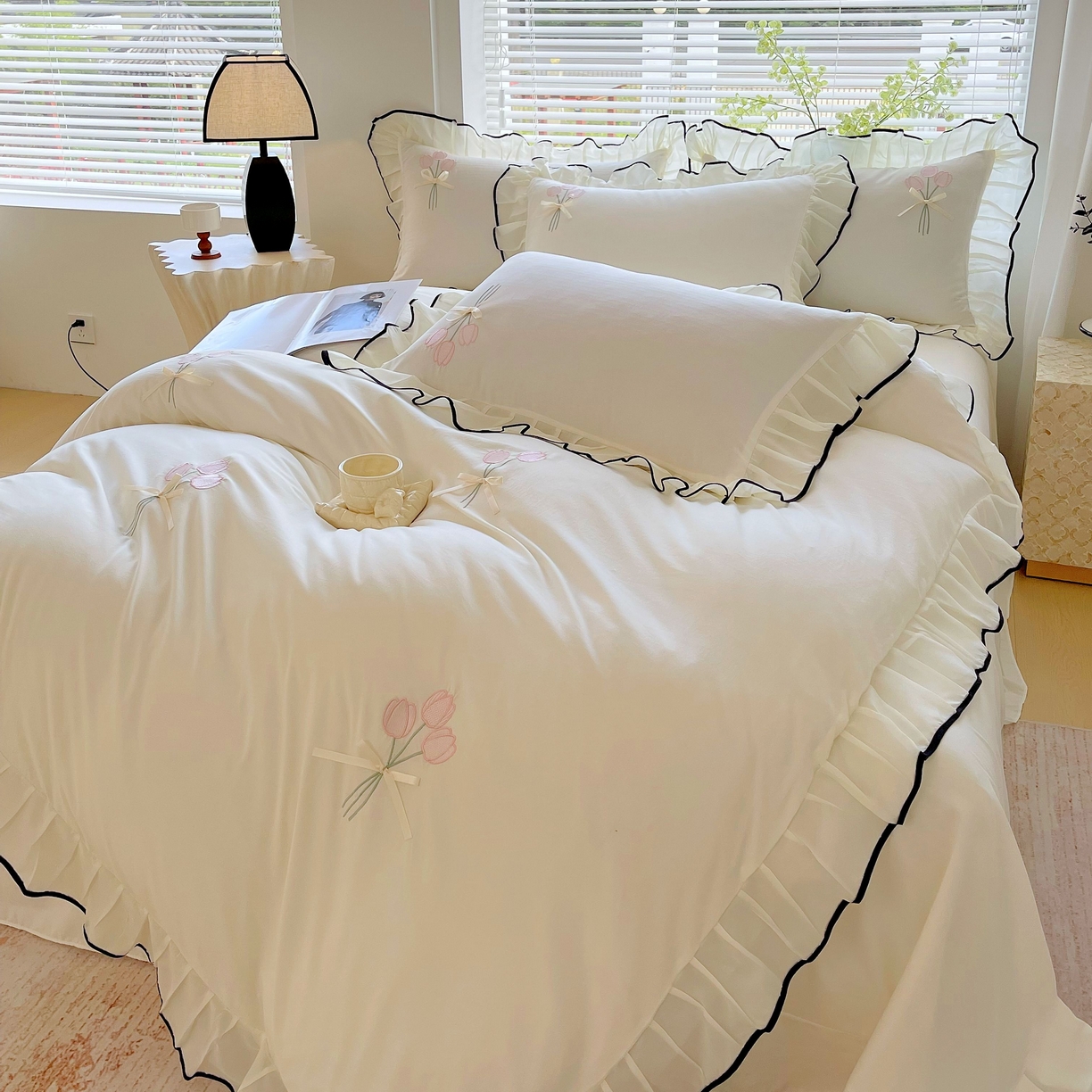 91家纺网 家纺一手货源 找家纺 大麦乐田 2025新款小清新水洗糯小棉花边纸立体花刺绣四件套 郁金香-嫩米