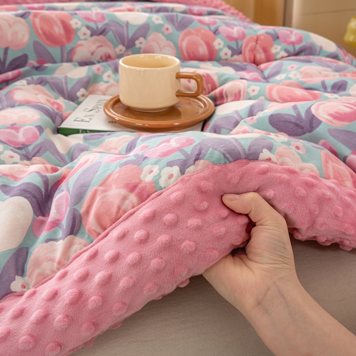 91家纺网 家纺一手货源 找家纺 锦鹭被业 2025新款AB版舒适全棉纯棉豆豆绒被被子被芯 郁金时代