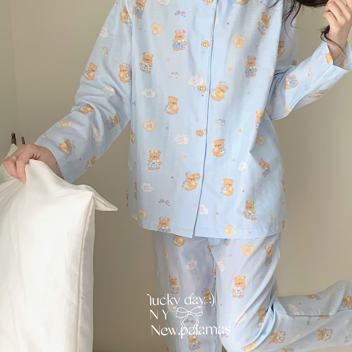 91家纺网 家纺一手货源 找家纺 纽约生活 2025新款有氧纱小翻领长长 （会员-5） 黄油小熊蓝