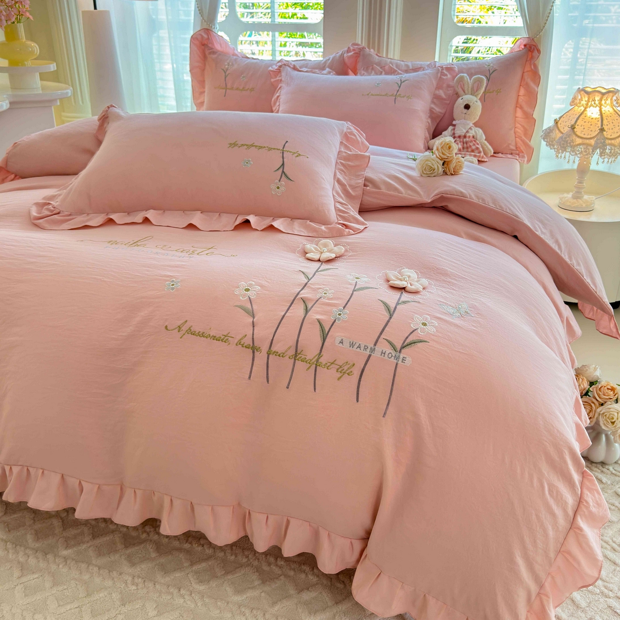 91家纺网 家纺一手货源 找家纺 大麦乐田 2025新款韩版水洗糯小棉立体花刺绣四件套 花田间-粉