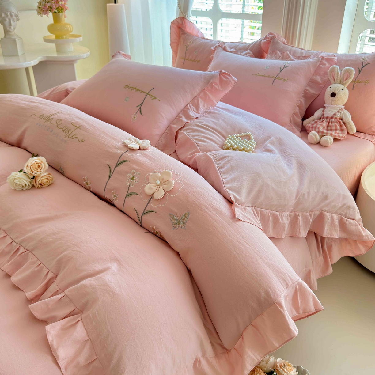 91家纺网 家纺一手货源 找家纺 大麦乐田 2025新款韩版水洗糯小棉立体花刺绣四件套 花田间-粉