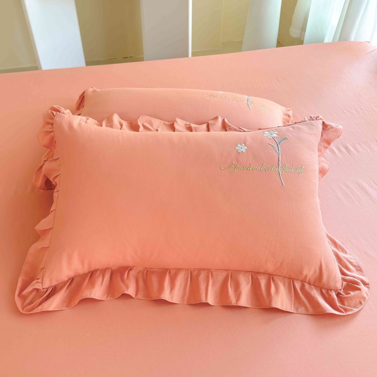 91家纺网 家纺一手货源 找家纺 大麦乐田 2025新款韩版水洗糯小棉立体花刺绣四件套 花田间-桔