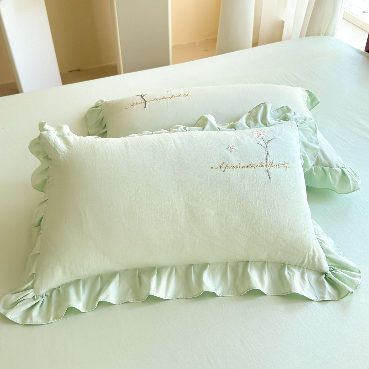 91家纺网 家纺一手货源 找家纺 大麦乐田 2025新款韩版水洗糯小棉立体花刺绣四件套 花田间-绿