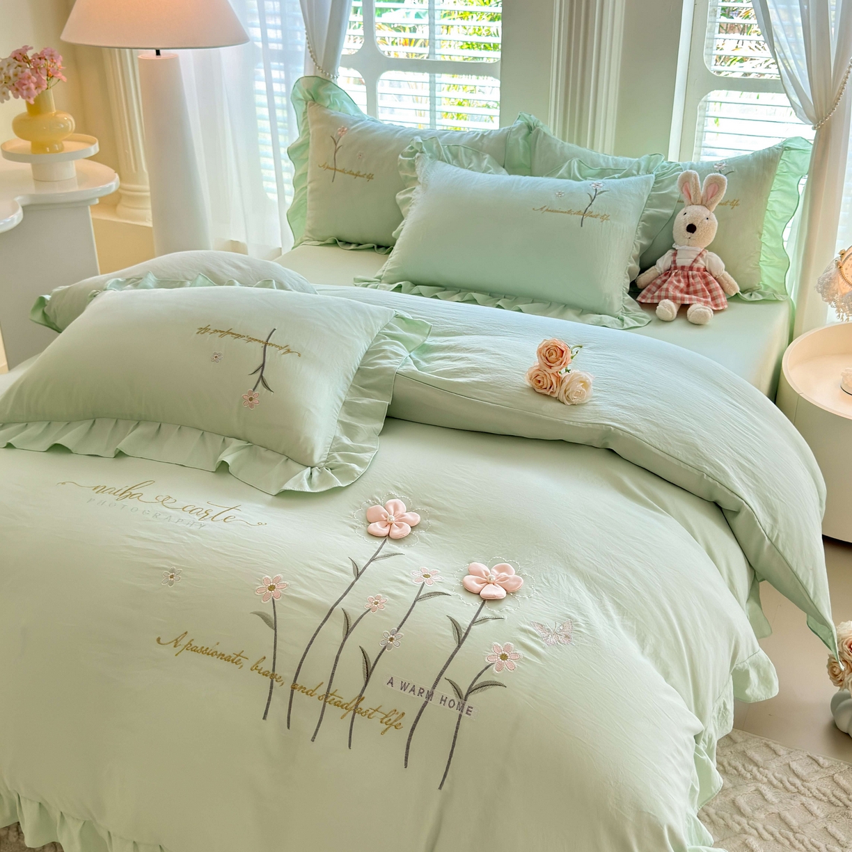 91家纺网 家纺一手货源 找家纺 大麦乐田 2025新款韩版水洗糯小棉立体花刺绣四件套 花田间-绿